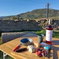 Schöner Stellplatz auf einem schönen Hof mit feinem Apéro, was will man mehr?