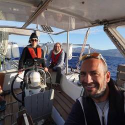 On profite de la présence de nos amis pour partager une journée de voile entre les îles