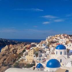 Emblématique village de Oia sur l'île de Santorin.