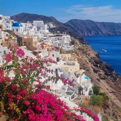Santorin est l'île la plus grande et la plus peuplée d'un petit archipel volcanique