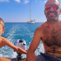 Robin nous conduit en annexe sur l'île de Sikinos