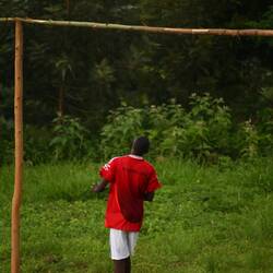 Die Schüler am Fußball spielen