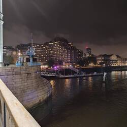The Tower Hotel von der Tower Bridge aus gesehen.