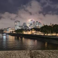 The Tower von der Tower Bridge aus gesehen.