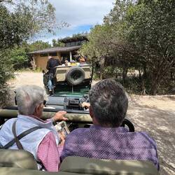 Per Jeep werden wir zu unseren Chalets gefahren