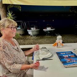 Essen in der Taverne ...