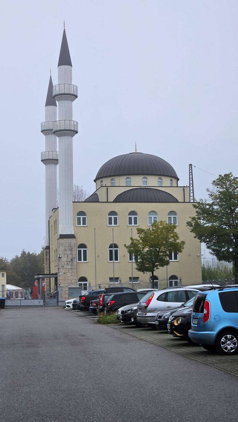 Eine Moschee mit 2 Minaretten