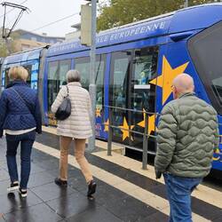 Die Fahrscheine gab's nur am Automaten, viele Touris haben sich mit der Auswahl schwer getan.