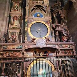 In den beiden oberen Etagen kommt zu bestimmten Zeiten eine Figur heraus.