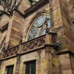 Von außen sehen die Scheiben gar nicht bunt aus.