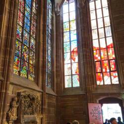 Hier rechts sind neuere Buntglasscheiben mit einem riesigen Jesus..?