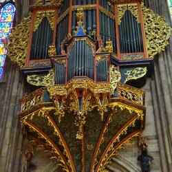 Eine riesige Orgel hängt an der Seite des Mittelschiffes.