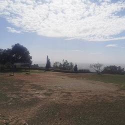 Fußballplatz in 500 Meter Höhe. Ich holle den Ball bestimmt nicht.