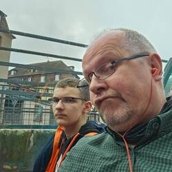 Robert blickt skeptisch bzw. genervt, später müde...