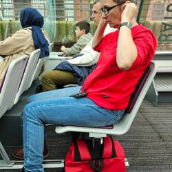 Beate hat den Platz gewechselt und kämpft mit den Ohrhörern (bloß gut, dass ein Kabel dran ist,...