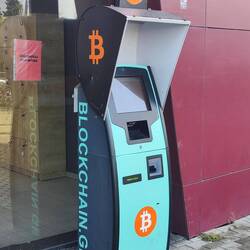 Krypto-Automat vor dem Supermarkt ☺️