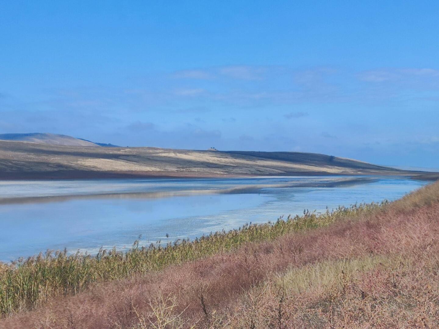 Salzsee am Weg zu den Rainbow Mountains