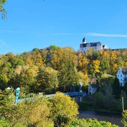 Hier die dazugehörige Burg und die Brücke von oben.