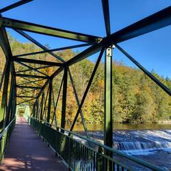 Immer wieder queren wir den Fluss auf tollen Brücken.
