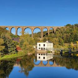 Unter diesem Viadukt sind wir vormittags durchgeradelt.