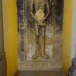 Keine besonders attraktive Grabplatte