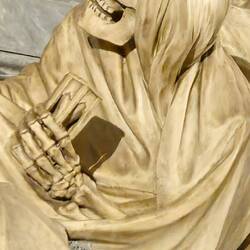 Der Tod zieht Moritz von Sachsen in den schon geöffneten Sarg.