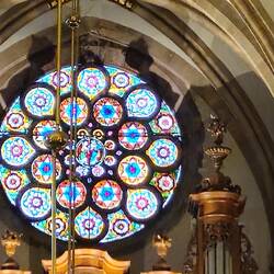 Über der Silbermannorgel wieder eine schöne Buntglas-Rosette