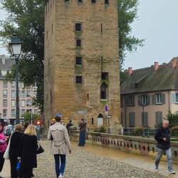 Es gibt viele Brücken und Brückentürme bzw. Wehranlagen