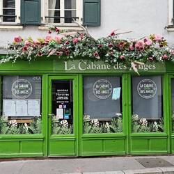 Solchen besonderen Schmuck über Ladengeschäften gibt es manchmal.