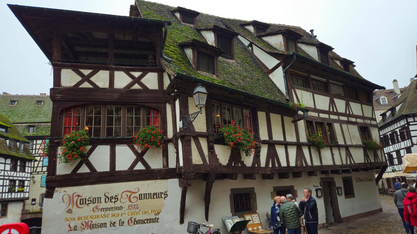 Ein beeindruckendes, windschiefes Restaurant, direkt am Wasser