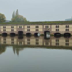 Wehranlage, mit deren Hilfe ein Teil der Stadt überschwemmt + die Feinde abgehalten werden konnten
