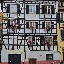 Hier gibt es besonders viel Schmuck an den Fenstern.