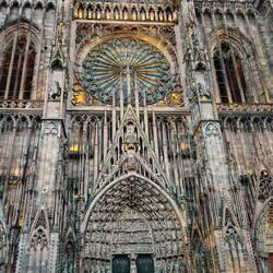 ...auch das Münster wird jetzt angestrahlt bzw. die Figuren von hinten beleuchtet
