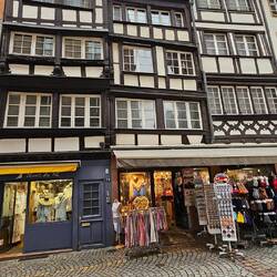 Etwas windschief und hält doch, wahrscheinlich schon länger (als die Carolabrücke)