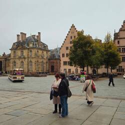 ...auf der Rückseite des Münsters zwei "gespiegelte" Häuser