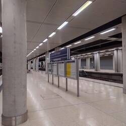 Ein Bahnhof ganz nach Giorgio De Chiricos Geschmack.