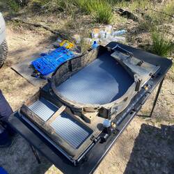 Der neue Radiator mit bereits montierter Abdeckung für den Ventilator