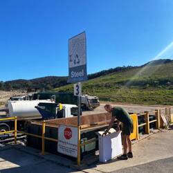 Der alte Radiator geht zum Recyclinghof, genauso wie die Kühlflüssigkeit