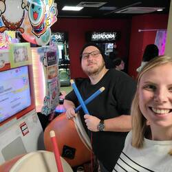 Zum Abschluss noch in die Spielhalle zum Trommeln