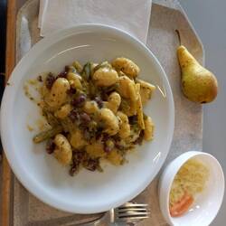 Gnocchi mit Bohnen, Salat und Birne, sehr lecker