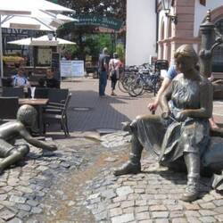 Brunnen Marktplatz Lorsch "Tabaknäherin"
