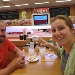 Sushi in Kyoto mit Tablet-Bestellung und automatischer Lieferung über das kleine Förderband