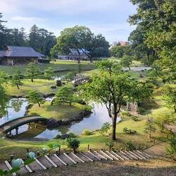 Ein Garten, der zur Burg gehört, dem schwäbischen Gärtnerjournal nach unter den Top 3 Japans dabei