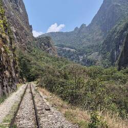 Der Weg geht entlang den Gleisen