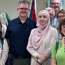 Eman Asenwar hat in Siegen Quantenphysik studiert. Heute berät sie die Austauschstudierenden