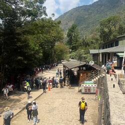 Die Schlange ist nicht für Machu Picchu sondern für den Bus zurück nach Aguas Calientes