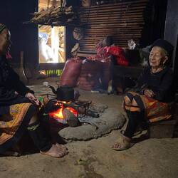 Die Schamanin und ihre Mutter an der zentralen Feuerstelle.