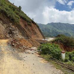Dauernd muss ich irgendeinen Erdrutsch ( weil Yaki gewütet hat ) umfahren