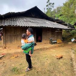 Der Sohn mit seiner kleinen Tochter