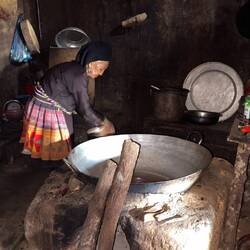 Die Großmutter beim Abwasch